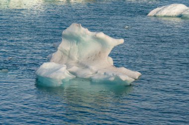 İzlanda 'daki Jokulsarlon Gölü. İzlanda. Arkaplan olarak buz. Vatnajokull Ulusal Parkı. Buz gölünün panoramik görüntüsü