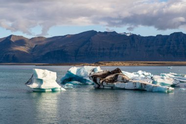 İzlanda 'daki Jokulsarlon Gölü. İzlanda. Arkaplan olarak buz. Vatnajokull Ulusal Parkı. Buz gölünün panoramik görüntüsü