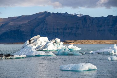 İzlanda 'daki Jokulsarlon Gölü. İzlanda. Arkaplan olarak buz. Vatnajokull Ulusal Parkı. Buz gölünün panoramik görüntüsü