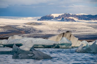 İzlanda 'daki Jokulsarlon Gölü. İzlanda. Arkaplan olarak buz. Vatnajokull Ulusal Parkı. Buz gölünün panoramik görüntüsü