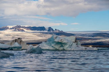 İzlanda 'daki Jokulsarlon Gölü. İzlanda. Arkaplan olarak buz. Vatnajokull Ulusal Parkı. Buz gölünün panoramik görüntüsü