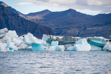 İzlanda 'daki Jokulsarlon Gölü. İzlanda. Arkaplan olarak buz. Vatnajokull Ulusal Parkı. Buz gölünün panoramik görüntüsü