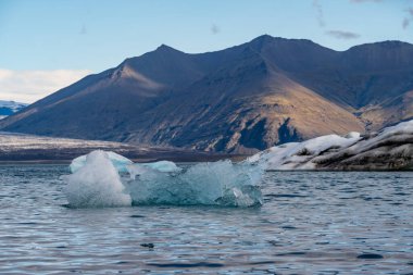 İzlanda 'daki Jokulsarlon Gölü. İzlanda. Arkaplan olarak buz. Vatnajokull Ulusal Parkı. Buz gölünün panoramik görüntüsü