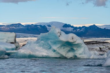 İzlanda 'daki Jokulsarlon Gölü. İzlanda. Arkaplan olarak buz. Vatnajokull Ulusal Parkı. Buz gölünün panoramik görüntüsü