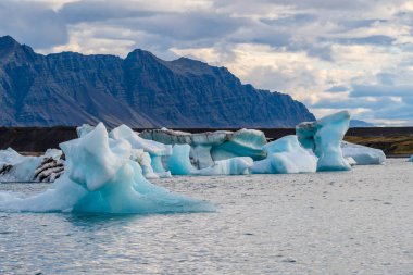 İzlanda 'daki Jokulsarlon Gölü. İzlanda. Arkaplan olarak buz. Vatnajokull Ulusal Parkı. Buz gölünün panoramik görüntüsü