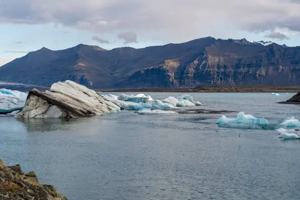 İzlanda 'daki Jokulsarlon Gölü. İzlanda. Arkaplan olarak buz. Vatnajokull Ulusal Parkı. Buz gölünün panoramik görüntüsü