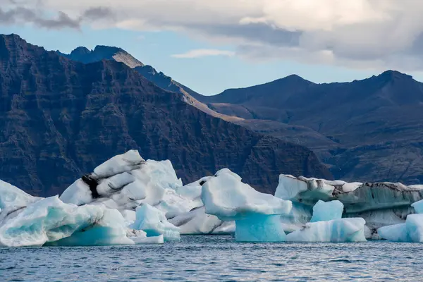 İzlanda 'daki Jokulsarlon Gölü. İzlanda. Arkaplan olarak buz. Vatnajokull Ulusal Parkı. Buz gölünün panoramik görüntüsü