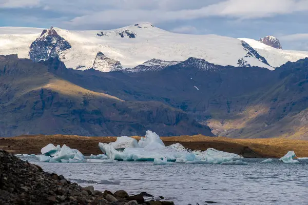 İzlanda 'daki Jokulsarlon Gölü. İzlanda. Arkaplan olarak buz. Vatnajokull Ulusal Parkı. Buz gölünün panoramik görüntüsü