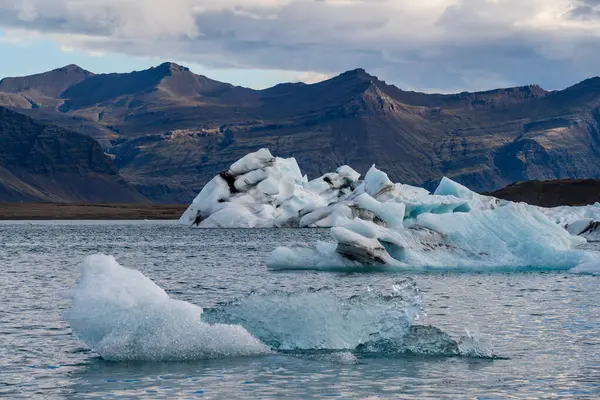 İzlanda 'daki Jokulsarlon Gölü. İzlanda. Arkaplan olarak buz. Vatnajokull Ulusal Parkı. Buz gölünün panoramik görüntüsü