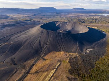 Mvatn 'daki Hverfjall volkanik kraterinin İzlanda' daki havadan görünüşü