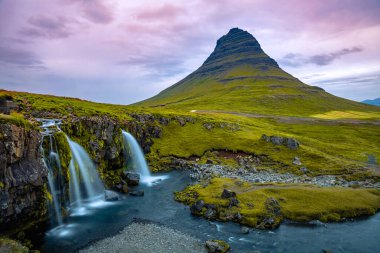 Kirkjufellsfoss Şelalesi ve Kirkjufell Dağı 'nda gün batımı