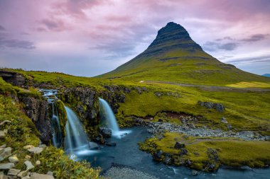 Kirkjufellsfoss Şelalesi ve Kirkjufell Dağı 'nda gün batımı