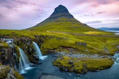 Kirkjufellsfoss Şelalesi ve Kirkjufell Dağı 'nda gün batımı