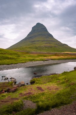Kirkjufellsfoss Şelalesi ve Kirkjufell Dağı 'nda gün batımı