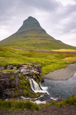 Kirkjufellsfoss Şelalesi ve Kirkjufell Dağı 'nda gün batımı