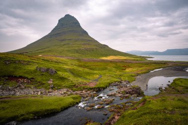 Kirkjufellsfoss Şelalesi ve Kirkjufell Dağı 'nda gün batımı