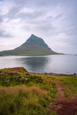 Kirkjufellsfoss Şelalesi ve Kirkjufell Dağı 'nda gün batımı