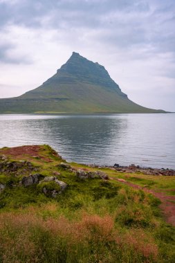Kirkjufellsfoss Şelalesi ve Kirkjufell Dağı 'nda gün batımı