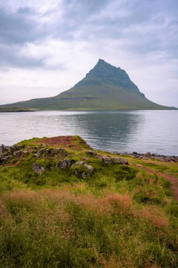 Kirkjufellsfoss Şelalesi ve Kirkjufell Dağı 'nda gün batımı