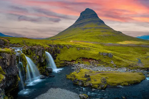 Kirkjufellsfoss Şelalesi ve Kirkjufell Dağı 'nda gün batımı