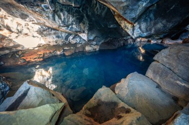 İzlanda 'nın Myvatn bölgesinde mavi suyu olan Grjtagj mağarası