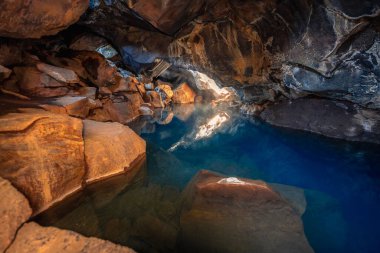 İzlanda 'nın Myvatn bölgesinde mavi suyu olan Grjtagj mağarası