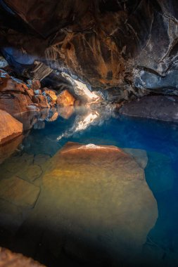 İzlanda 'nın Myvatn bölgesinde mavi suyu olan Grjtagj mağarası