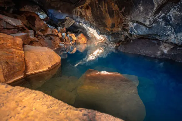 İzlanda 'nın Myvatn bölgesinde mavi suyu olan Grjtagj mağarası