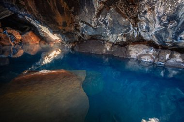 İzlanda 'nın Myvatn bölgesinde mavi suyu olan Grjtagj mağarası
