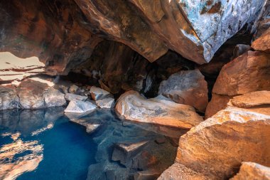 İzlanda 'nın Myvatn bölgesinde mavi suyu olan Grjtagj mağarası