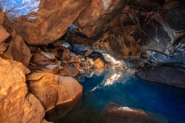 İzlanda 'nın Myvatn bölgesinde mavi suyu olan Grjtagj mağarası