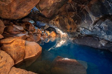 İzlanda 'nın Myvatn bölgesinde mavi suyu olan Grjtagj mağarası