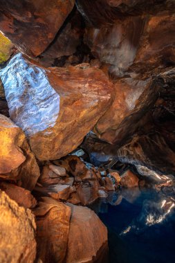 İzlanda 'nın Myvatn bölgesinde mavi suyu olan Grjtagj mağarası