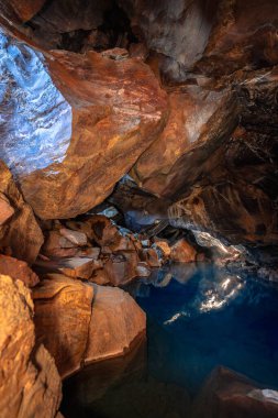 İzlanda 'nın Myvatn bölgesinde mavi suyu olan Grjtagj mağarası