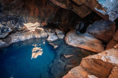 İzlanda 'nın Myvatn bölgesinde mavi suyu olan Grjtagj mağarası