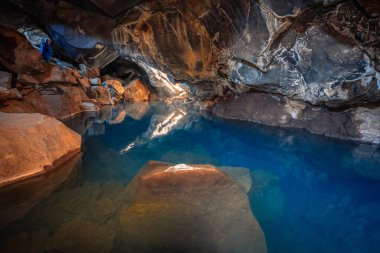 İzlanda 'nın Myvatn bölgesinde mavi suyu olan Grjtagj mağarası