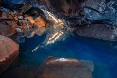 İzlanda 'nın Myvatn bölgesinde mavi suyu olan Grjtagj mağarası
