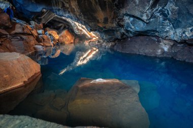 İzlanda 'nın Myvatn bölgesinde mavi suyu olan Grjtagj mağarası