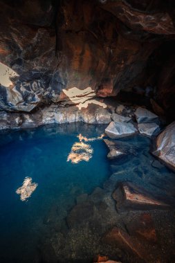 İzlanda 'nın Myvatn bölgesinde mavi suyu olan Grjtagj mağarası
