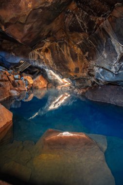İzlanda 'nın Myvatn bölgesinde mavi suyu olan Grjtagj mağarası