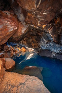 İzlanda 'nın Myvatn bölgesinde mavi suyu olan Grjtagj mağarası