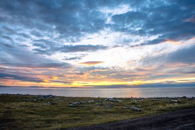 Ic 'deki Langanes yarımadasının kıyısında bulutlarla gün doğumu