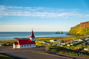 Bazalt yığınlarının manzarası Reynisdrangar, siyah kumsal, kilise...