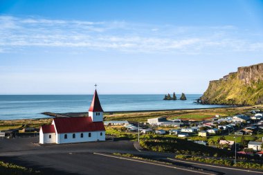 Bazalt yığınlarının manzarası Reynisdrangar, siyah kumsal, kilise...