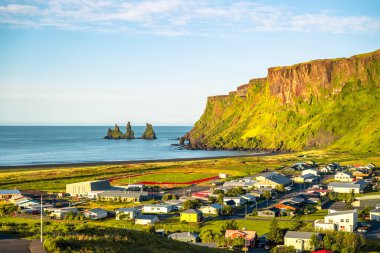 Bazalt yığınlarının manzarası Reynisdrangar, siyah kumsal, kilise...