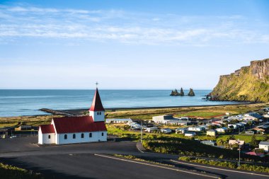 Bazalt yığınlarının manzarası Reynisdrangar, siyah kumsal, kilise...