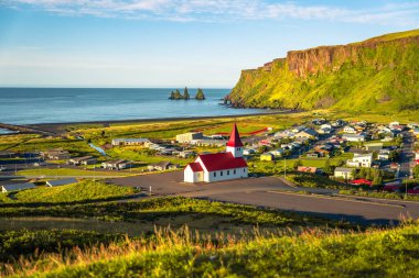 Bazalt yığınlarının manzarası Reynisdrangar, siyah kumsal, kilise...