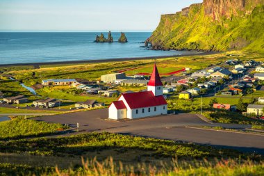 Bazalt yığınlarının manzarası Reynisdrangar, siyah kumsal, kilise...