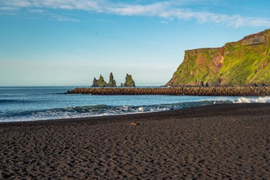 Kara kum plajı, kilise ve şehir Vik, İzlanda