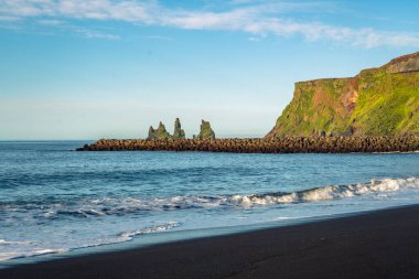 Kara kum plajı, kilise ve şehir Vik, İzlanda